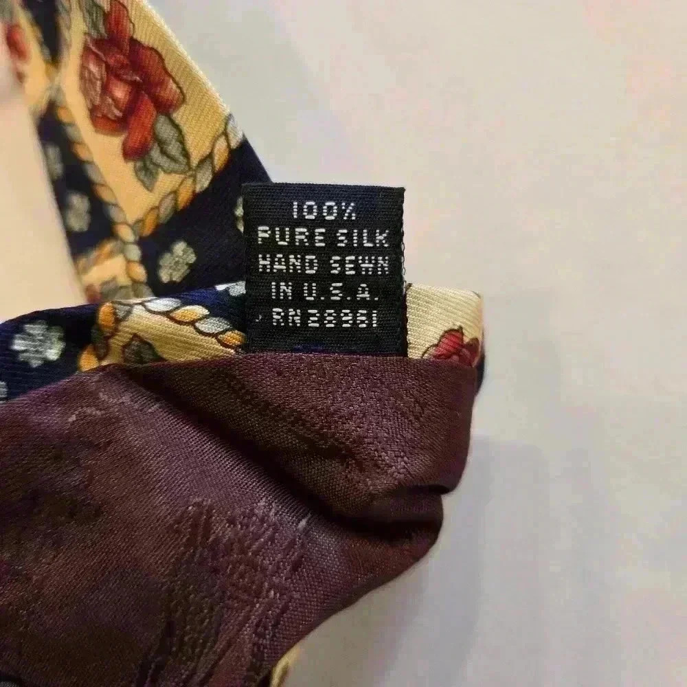 VTG Burberry's Of London Roses Silk Hand Sewn Mens Tie - Picture 6 of 6